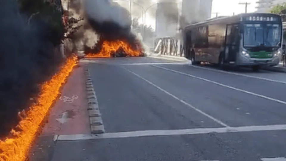 O motorista do ônibus atingido pelo avião que caiu na Barra Funda, em São Paulo, se emocionou ao relembrar o acidente.