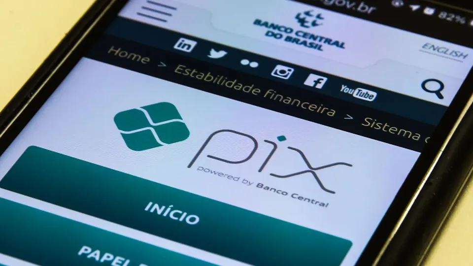 Clientes relatam dificuldades para realizar pagamentos e transferências via Pix; Banco Central informa que situação está se normalizando.