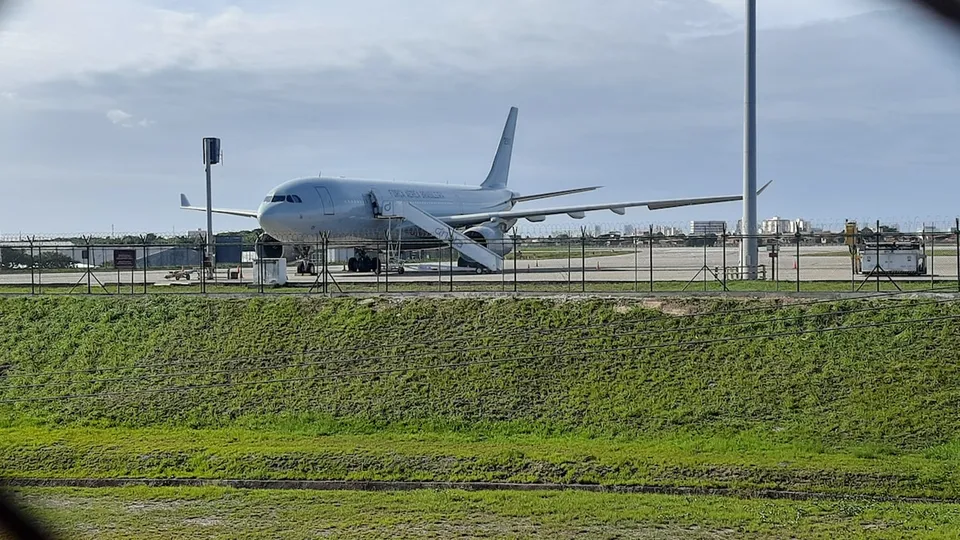 O segundo voo de brasileiros deportados dos Estados Unidos chegou a Fortaleza, com 111 imigrantes, após mudanças na rota para evitar algemas.