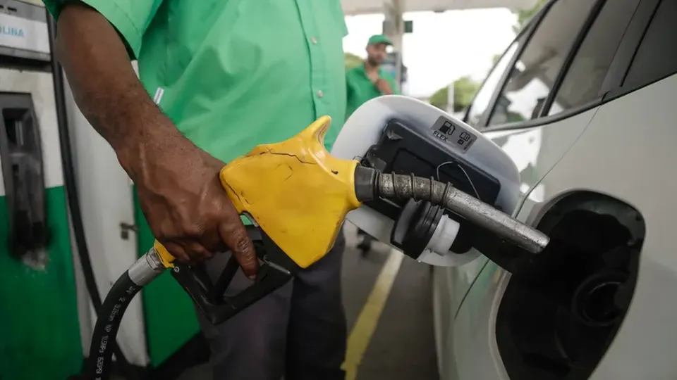 Gasolina sobe R$ 0,15 e diesel R$ 0,28 nos postos; ANP registra alta significativa nos combustíveis.