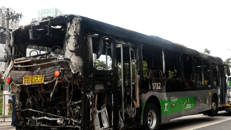 Ônibus da linha Terminal Pirituba - Terminal Barra Funda foi atingido por aeronave que caiu na Avenida Marquês de São Vicente; feridos foram atendidos.