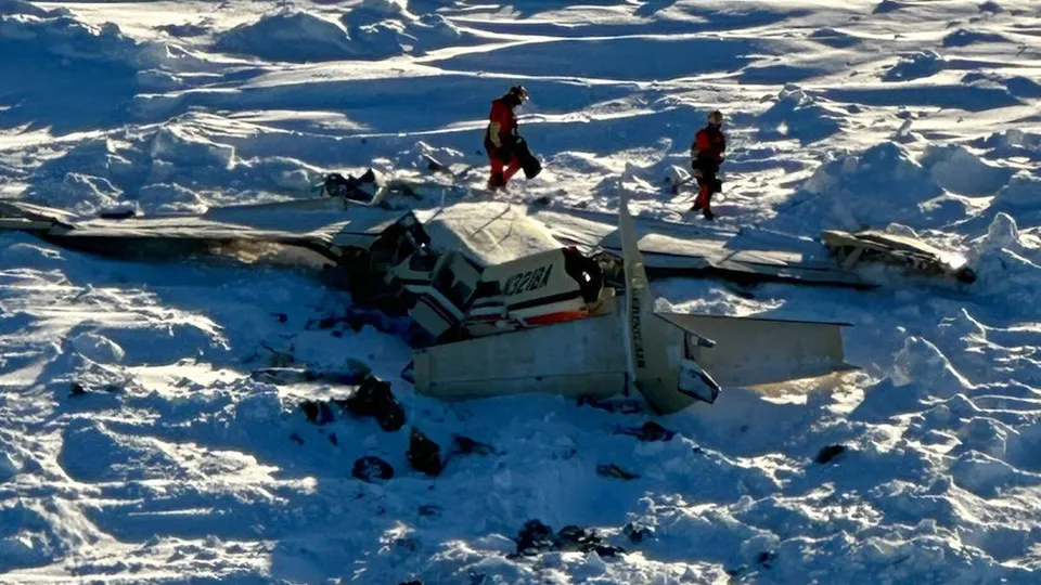 A aeronave que sumiu no Alasca foi localizada sobre uma camada de gelo, confirmando a morte de todos os ocupantes.