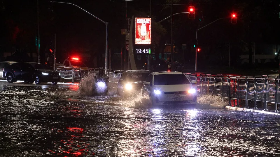 A capital paulista deve enfrentar temperaturas elevadas e chuvas isoladas neste fim de semana.