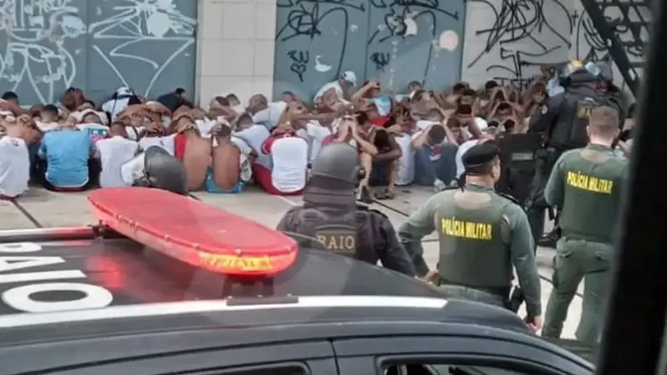 Antes da partida, torcedores se enfrentaram em confronto violento, resultando em detidos e intervenção policial.