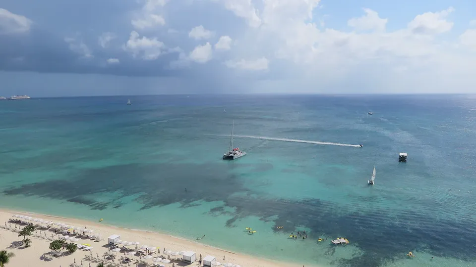Tremor foi registrado a 209 km da costa das Ilhas Cayman; alertas de tsunami foram cancelados sem relatos de danos.