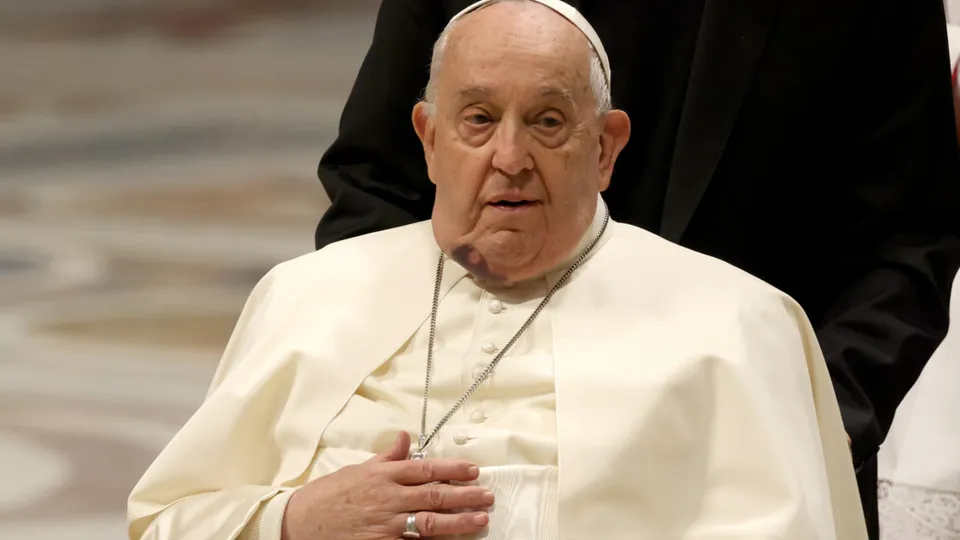 Pontífice de 88 anos enfrenta dificuldades respiratórias e pede ajuda durante missa especial no Vaticano.