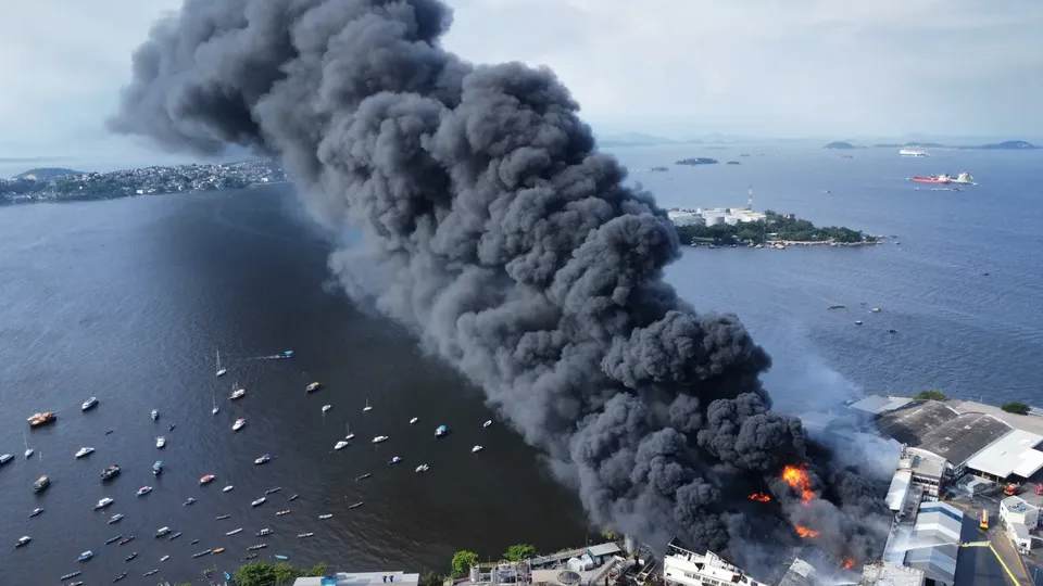 Ministério Público busca apurar causas e impactos ambientais do incêndio em fábrica de lubrificantes na Ilha do Governador.