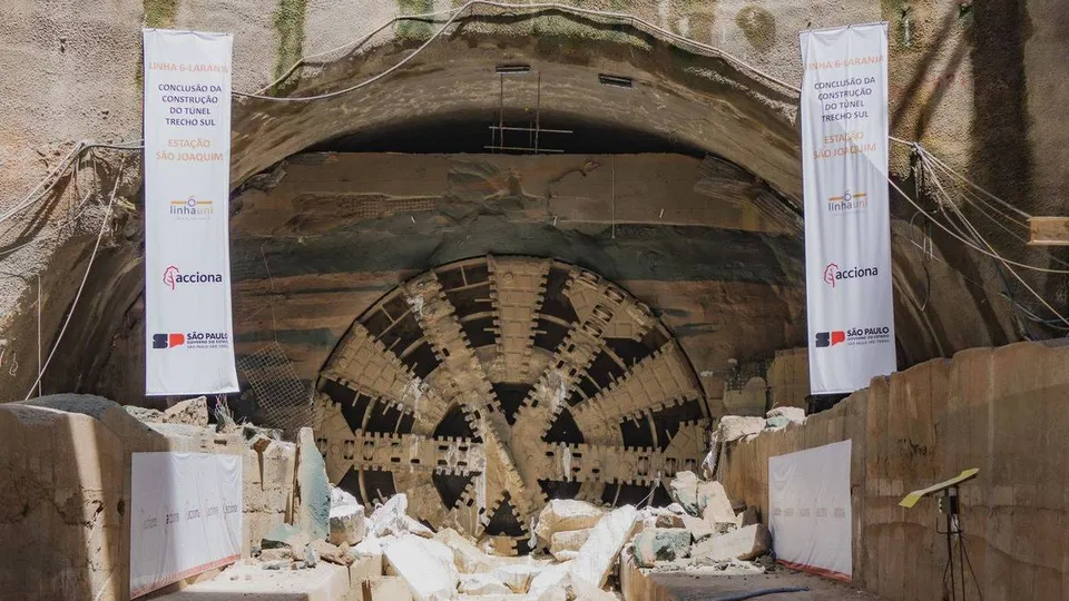 Máquina tuneladora chegou à estação São Joaquim, completando a escavação. Entrega do primeiro trecho está prevista para 2026.