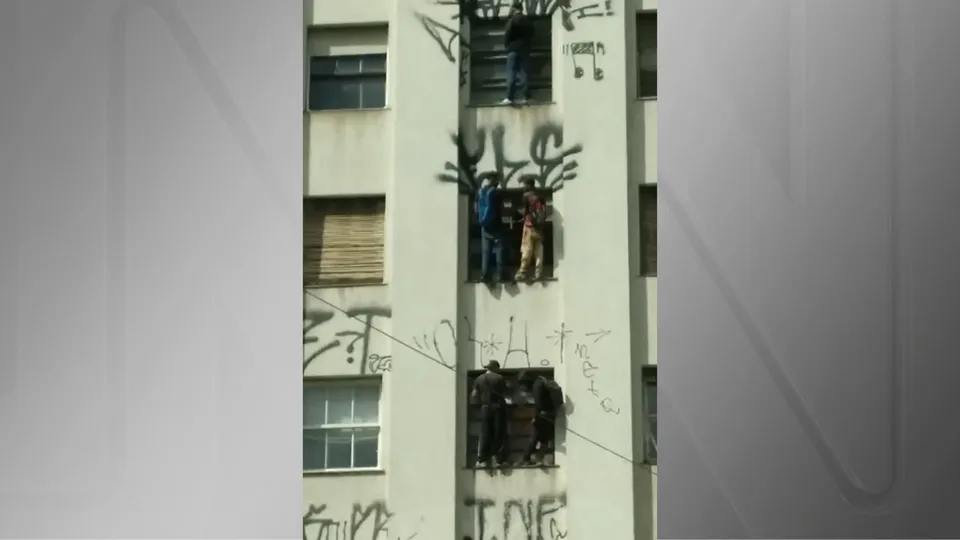 Suspeitos ficaram pendurados por cerca de oito horas no Edifício Brasilar, no Vale do Anhangabaú; operação da polícia foi necessária para resgatá-los.