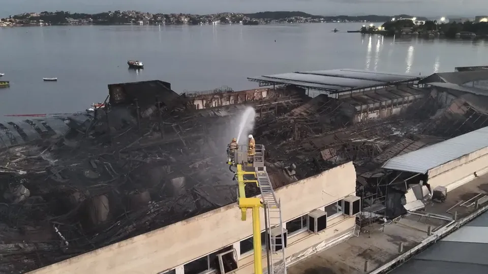 Bombeiros combatem incêndio por 28 horas em fábrica de óleo na Ilha do Governador