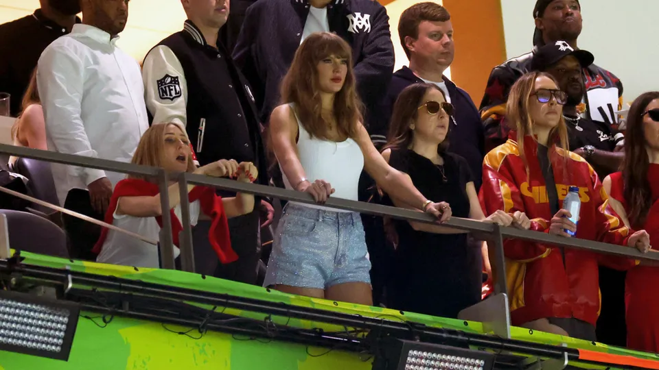 Cantora foi vaiada ao aparecer no telão durante o jogo entre Eagles e Chiefs.