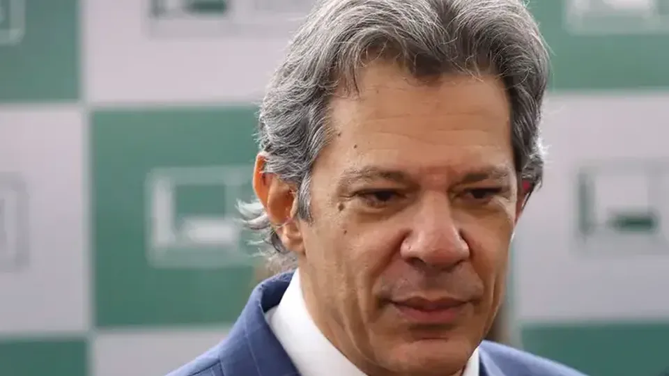 Ministro da Fazenda afirma que governo aguardará decisões concretas antes de se pronunciar sobre taxação de aço e alumínio.