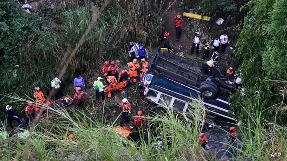 Um ônibus que transportava 75 pessoas caiu em um barranco na entrada norte da Cidade da Guatemala, resultando em tragédia.