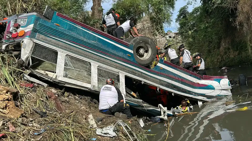 Um ônibus que transportava mais de 70 pessoas caiu em um precipício na entrada da Cidade da Guatemala, causando grande comoção.