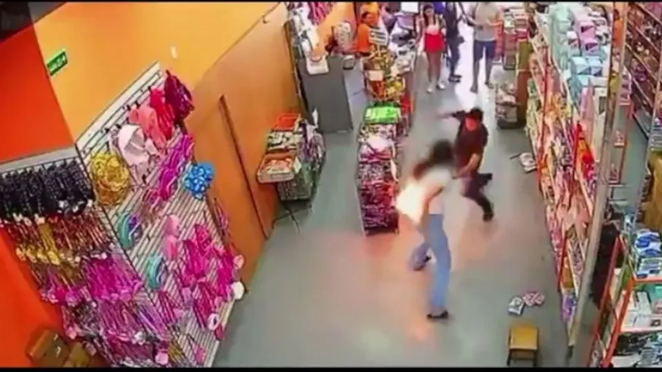 Incidente ocorreu em supermercado; jovem teve queimaduras de primeiro e segundo graus no corpo.