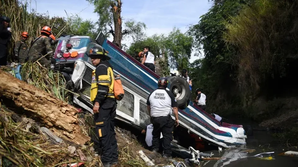 Um ônibus despencou de uma ponte em Guatemala City, resultando em pelo menos 51 mortes. O presidente declarou luto nacional.