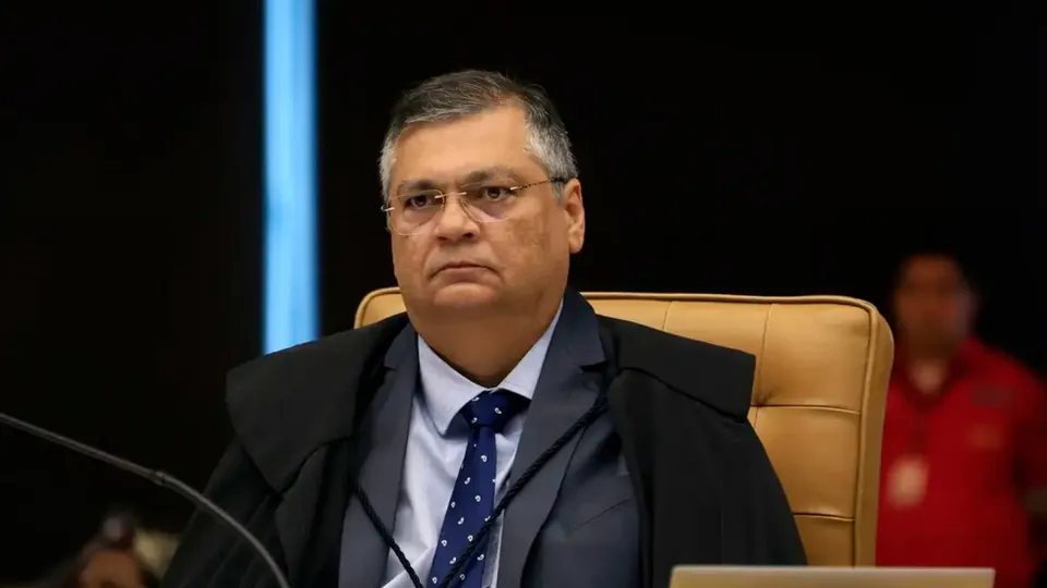 O ministro Flávio Dino, do STF, decidiu suspender o pagamento retroativo de auxílio-alimentação a juízes, visando evitar abusos.