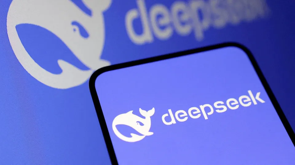 O governo de Nova York veta o uso do chatbot da startup chinesa DeepSeek em dispositivos oficiais, citando preocupações com privacidade.