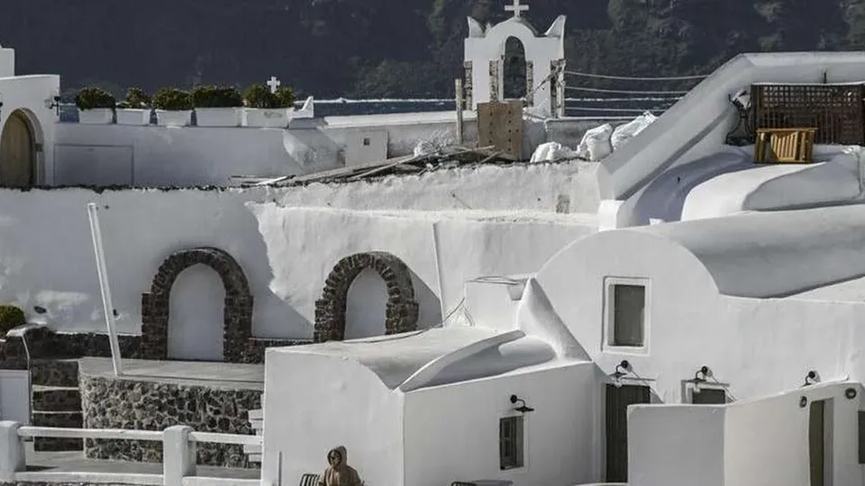 A ilha grega de Santorini enfrenta uma intensa atividade sísmica, com tremores frequentes e evacuação de moradores.