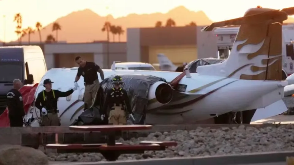 Acidente aéreo ocorreu no aeroporto de Scottsdale, resultando em uma morte e quatro feridos.