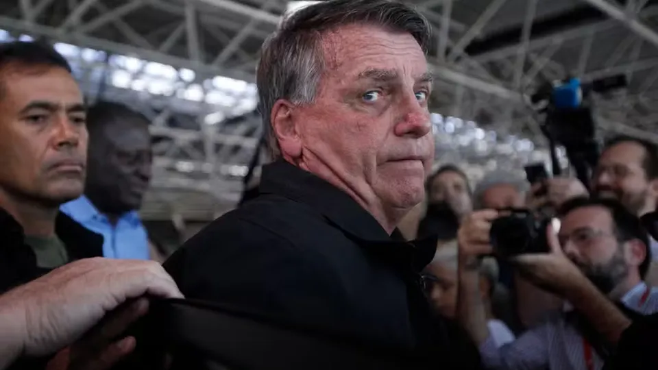 Bolsonaro é corrigido no X após dizer que Ficha Limpa persegue a direita