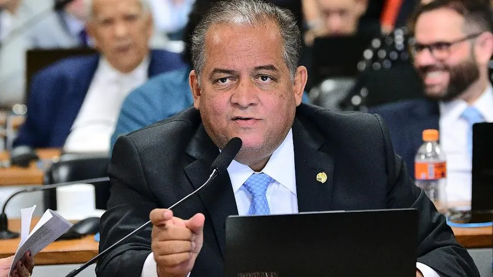 A Polícia Federal solicita apuração de indícios que ligam o senador Eduardo Gomes a esquema de desvio de emendas.