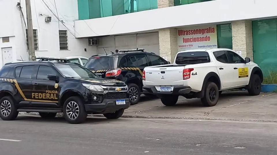 Ação investiga irregularidades em contratos sem licitação para compra de livros didáticos em Belford Roxo.