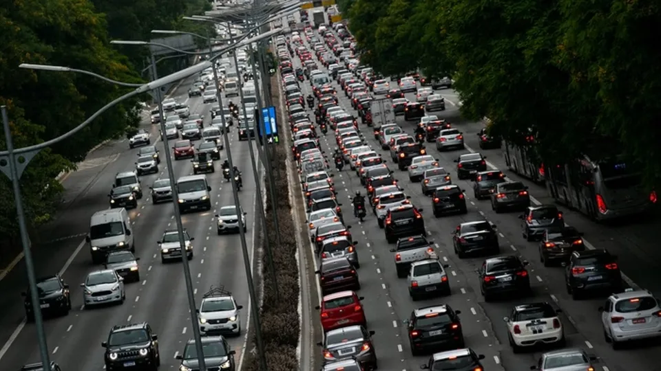 Pesquisa do Metrô revela que 51,2% dos deslocamentos diários são feitos por carros e motos, mudando o cenário da mobilidade urbana.