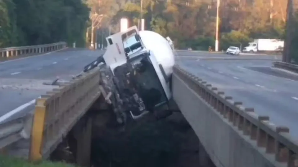 Acidente na RS-122 causa interdição total da rodovia e gera congestionamento na região.