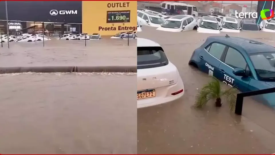 Mais de 30 veículos foram arrastados pela enxurrada durante forte chuva na região metropolitana de São Paulo.