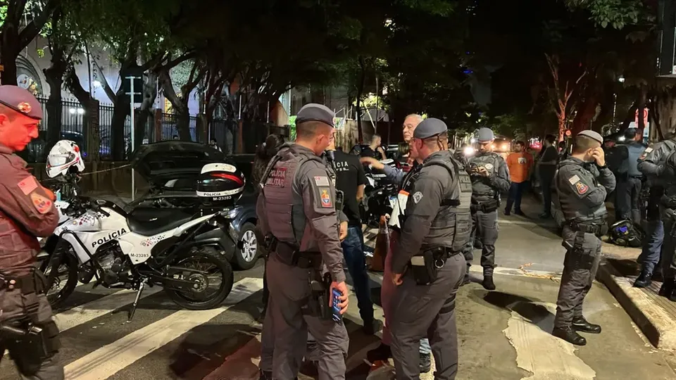 Um homem foi baleado após tentar atropelar policiais durante abordagem em São Paulo. A PM investiga o caso.