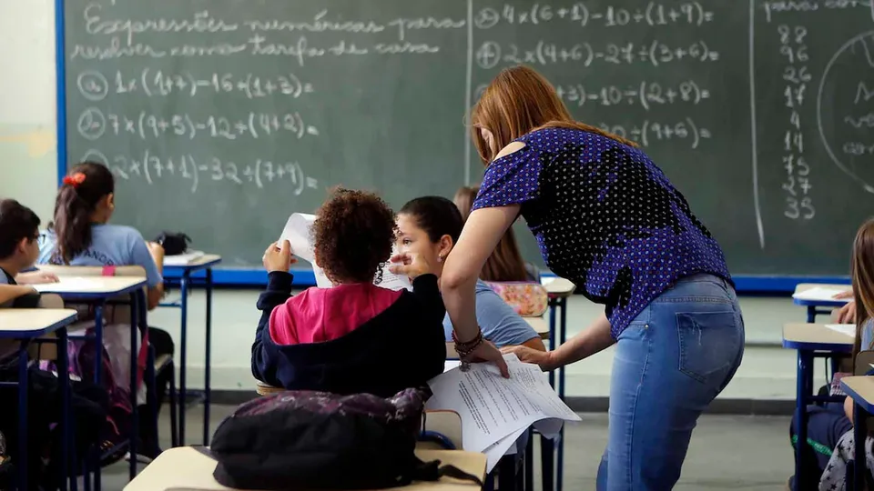 A proposta visa garantir o acesso à educação, especialmente para alunos com deficiência. Texto segue para o Senado.