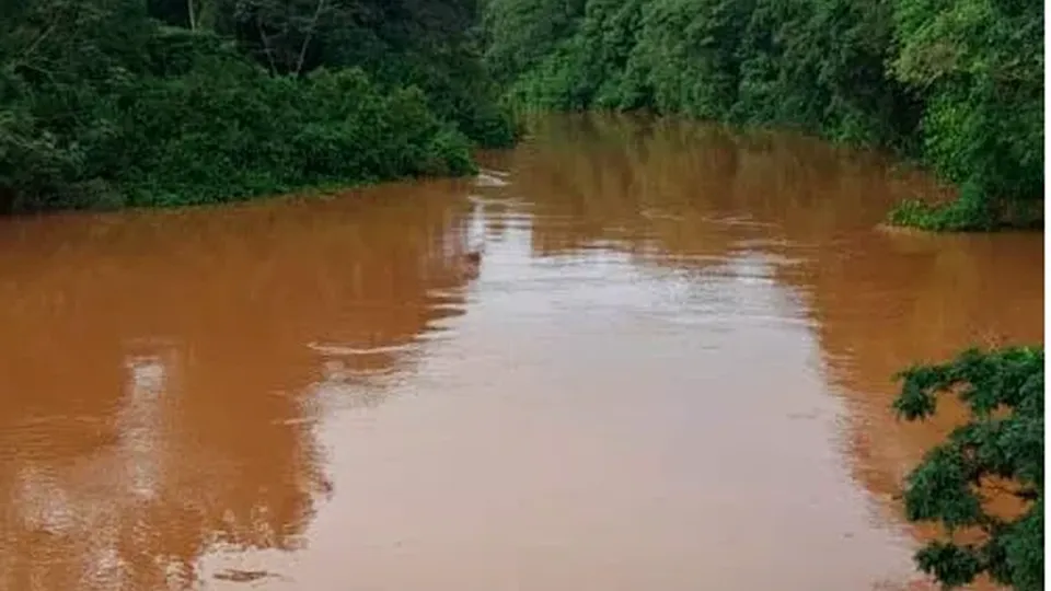 Uma barragem de rejeitos de mineração se rompeu em Porto Grande, afetando dois rios e levando à decretação de calamidade pública.