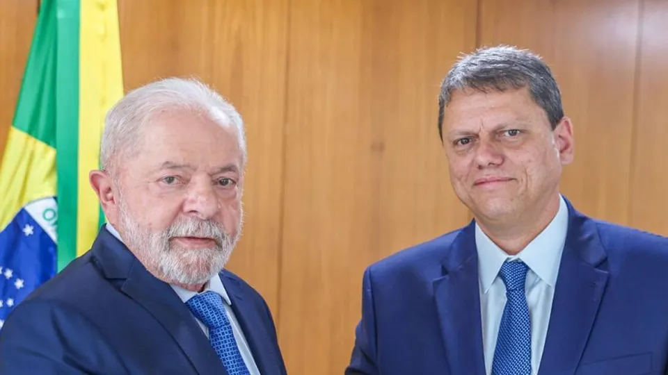 O governador de São Paulo, Tarcísio de Freitas, apresenta saldo de imagem melhor que o presidente Lula, segundo levantamento recente.