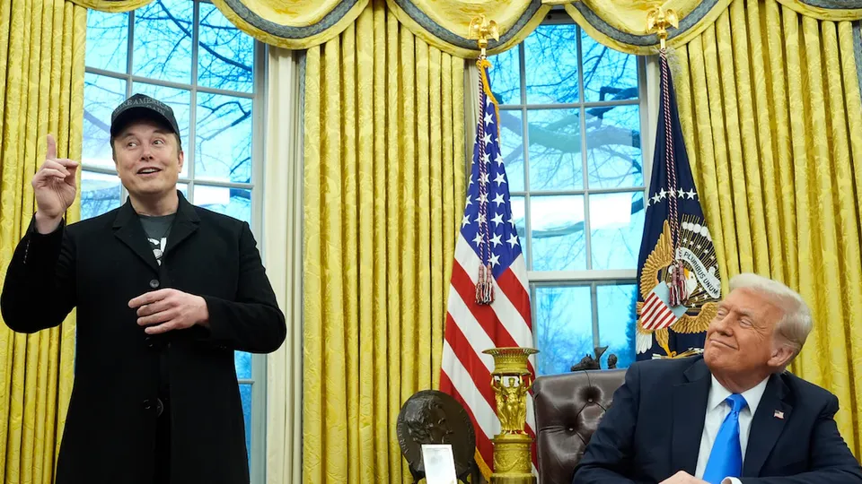 O presidente Donald Trump determina cortes significativos na força de trabalho federal, com Elon Musk à frente do Departamento de Eficiência Governamental.