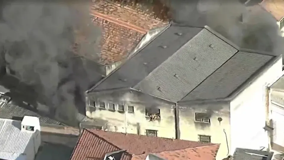 Um incêndio atinge uma fábrica em Ramos, no Rio de Janeiro, com várias pessoas resgatadas e feridos sendo atendidos.