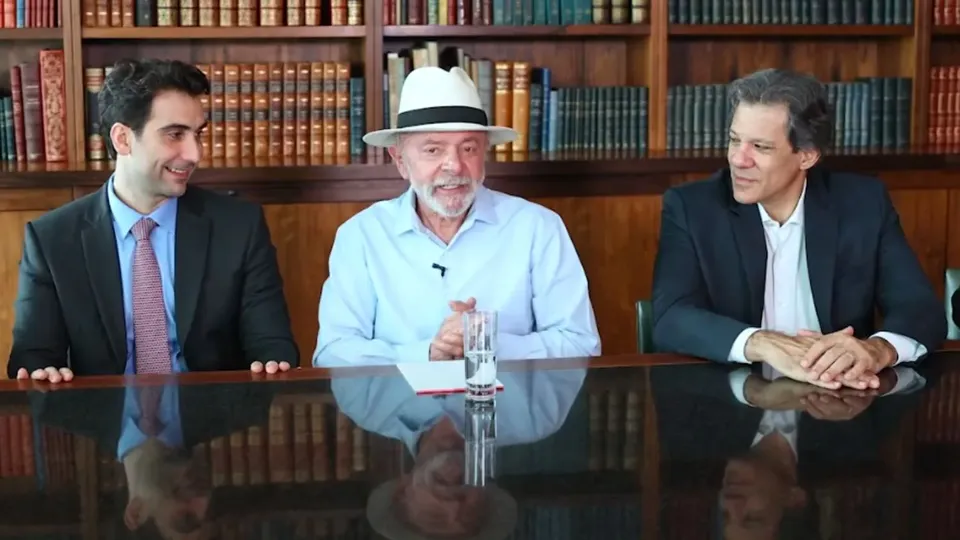 O presidente Luiz Inácio Lula da Silva afirmou que o atual presidente do Banco Central precisa de tempo para ajustar a Selic.