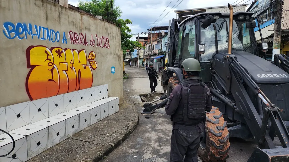 Ação conjunta da Polícia Militar e Civil fecha a Avenida Brasil em busca do traficante Peixão; ônibus também foi alvo de disparos.