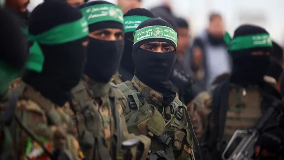 Organização militante reafirma compromisso com a troca de reféns no próximo sábado, em meio a tensões com Israel.