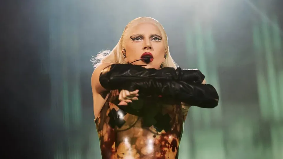 Prefeito do Rio de Janeiro, Eduardo Paes, garante show de Lady Gaga na praia de Copacabana em maio.