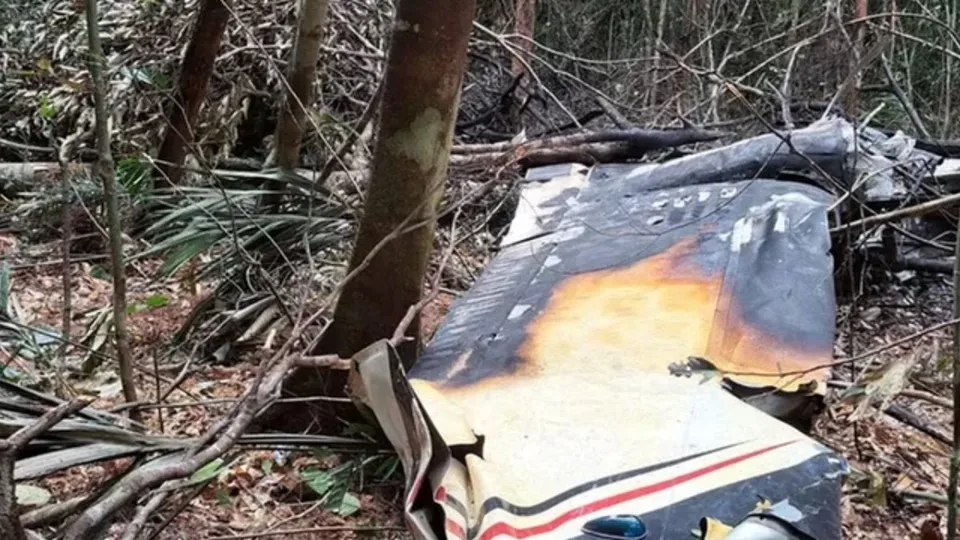 A aeronave, que desobedeceu ordens de pouso, foi abatida em operação conjunta com a Polícia Federal.