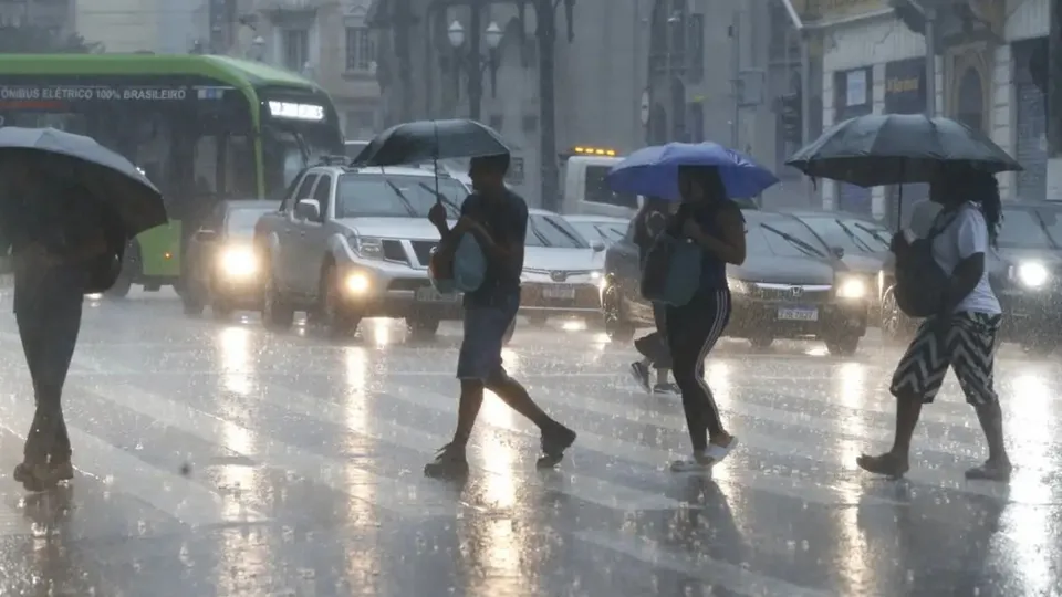 Frente fria traz risco de precipitações generalizadas entre sexta e sábado, com atenção especial à Grande São Paulo.