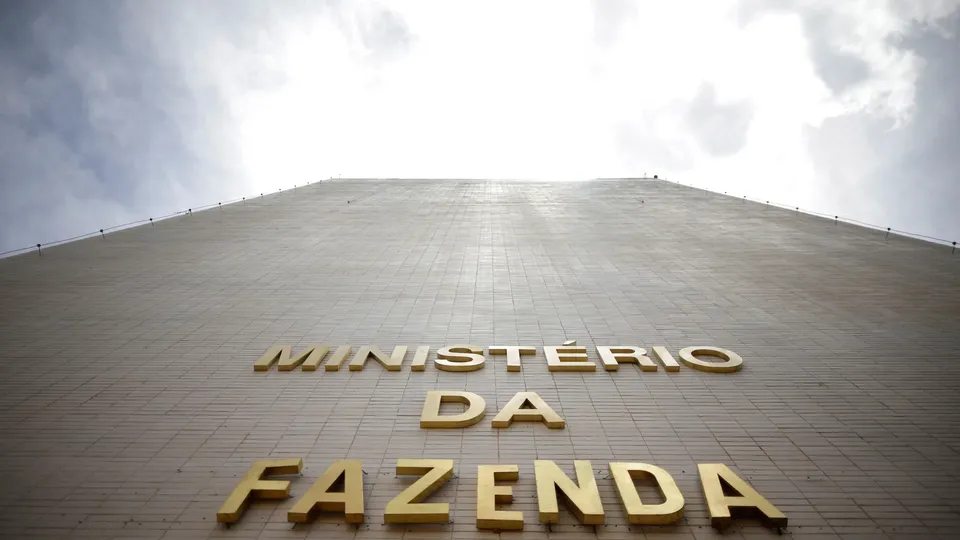 Ministério da Fazenda revisa suas expectativas para o crescimento econômico, impactado por juros altos e cenário externo.