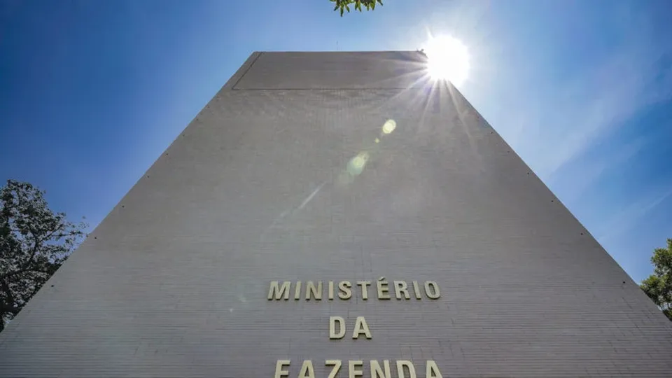 Ministério da Fazenda afirma que tarifas sobre aço e alumínio terão efeito limitado nas exportações do Brasil.