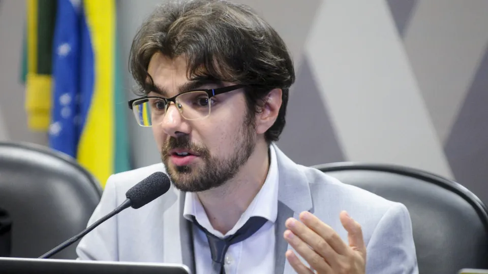 Guilherme Mello, do Ministério da Fazenda, afirma que não há previsão de recessão técnica no próximo ano, apesar de desaceleração esperada.