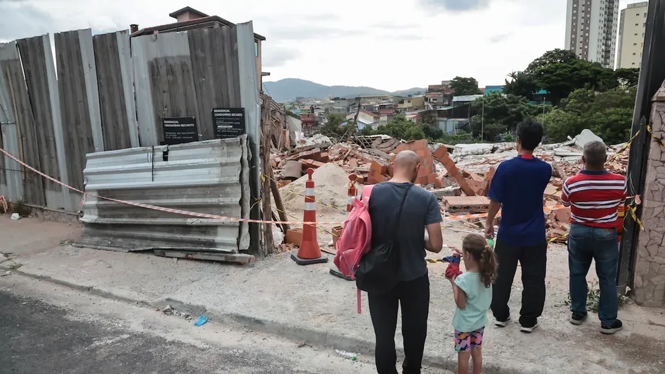 Um prédio em construção desabou em São Paulo, ferindo duas pessoas; a obra estava embargada devido a irregularidades.