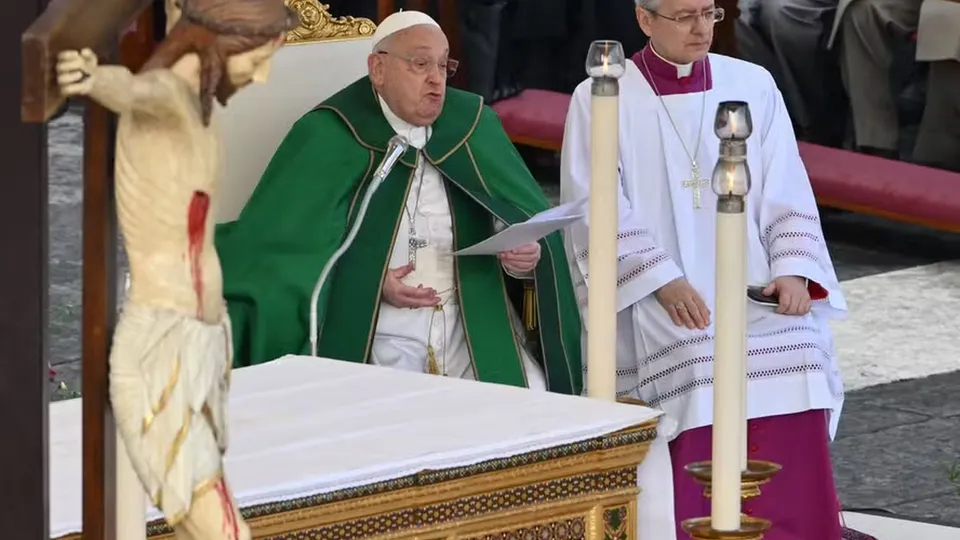 O Vaticano confirmou que o pontífice de 88 anos foi internado para tratar bronquite persistente.