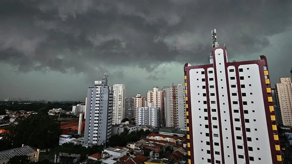 Temporal atinge a capital e regiões vizinhas, com previsão de mais chuvas nos próximos dias