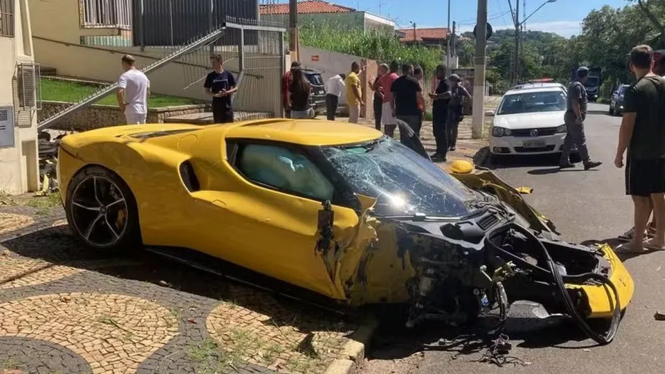 Um motorista de Ferrari 296 GTB perdeu o controle do veículo e bateu em um portão em Campinas (SP), mas saiu ileso. Veja o vídeo.
