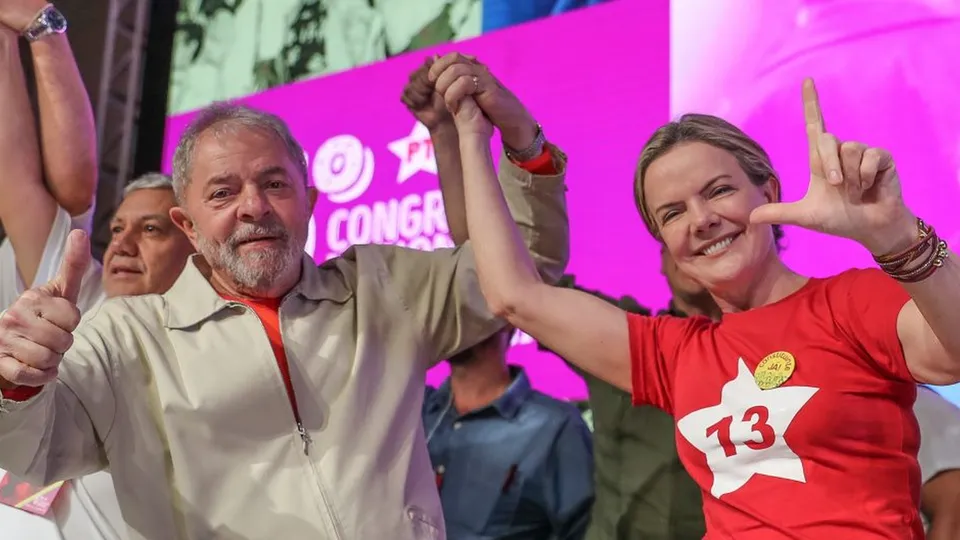 A presidente do PT, Gleisi Hoffmann, atribui a baixa popularidade de Lula a dificuldades recentes e pede foco em problemas reais.